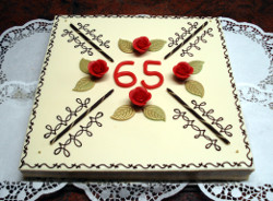 Rechteckige Torte mit<br>weißem Schokoladenüberzug